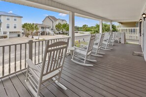 Terrace/patio - Private channel home, blocks from the beach--in North Myrtle Beach (North Myrtle Beach)