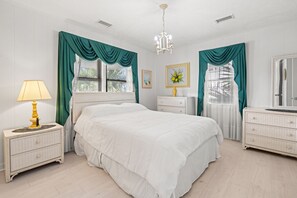 4 bedrooms, iron/ironing board, WiFi, bed sheets - Private channel home, blocks from the beach--in North Myrtle Beach (North Myrtle Beach)
