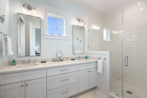 Douche, sĂšche-cheveux, serviettes fournies, savon