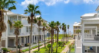 Beachtown - STEPS FROM BEACH & POOL - Elevator - 10 Min from Downtown