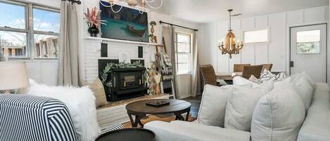 House, Multiple Beds, Hot Tub (2933 N St Hwy 16) | Living area