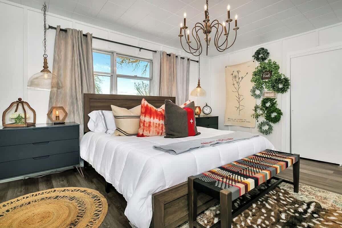 独立别墅, 多张床, 热水浴缸 (2933 N St Hwy 16) | 3 多间卧室、特色装修、特色家居、床单