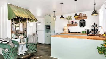 Huis, meerdere bedden, hot tub (2933 N St Hwy 16) | Privékeuken | Een koffiezetapparaat/waterkoker