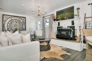 Casa, várias camas, banheira de imersão (2933 N St Hwy 16) | Área de estar