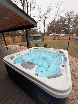 Outdoor spa tub - Koselig Hus With Cowboy Pool & Outdoor Shower (Fredericksburg)