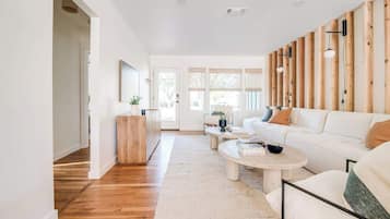 Hus - flere senge - adgang til pool - byudsigt (116 W Burbank) | Opholdsområde