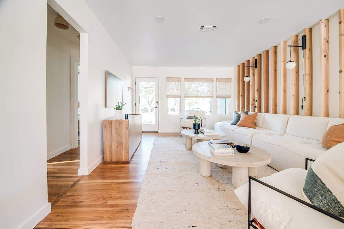 House, Multiple Beds, Pool Access, City View (116 W Burbank) | Living area