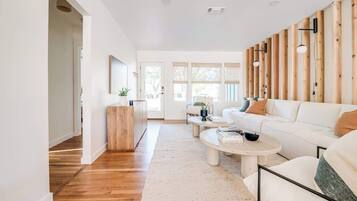 House, Multiple Beds, Pool Access, City View (116 W Burbank) | Living area