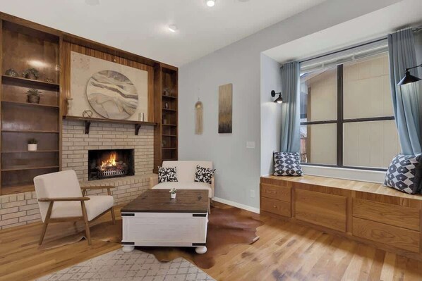 House, Multiple Beds, Pool Access (217 W. Driftwood) | Interior