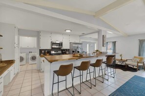 Nhà, nhiều giường, có thể sử dụng hồ bơi (217 W. Driftwood) | Bếp riêng | Dụng cụ pha cà phê/trà