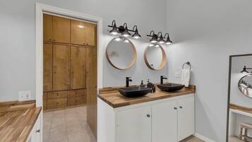 House, Multiple Beds, Pool Access (217 W. Driftwood) | Interior