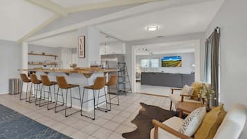 House, Multiple Beds, Pool Access (217 W. Driftwood) | Interior