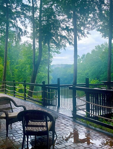 Eagle River Retreat~hot tub~riverfront! 