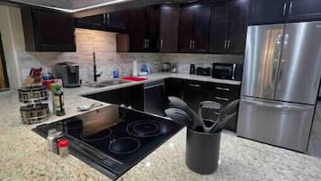 KylskÄp, mikrovÄgsugn, ugn och spishÀll