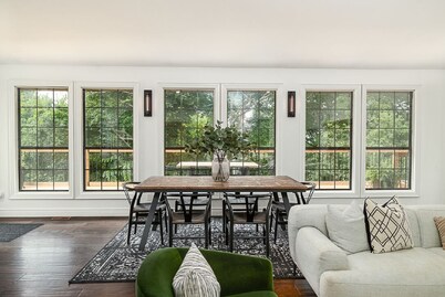 County gem centrally located w/fireplace & hot tub