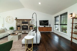 Smart TV, chimenea, videojuegos y libros 