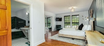 County gem centrally located w/fireplace & hot tub