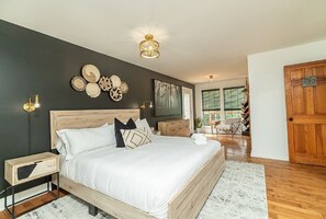 3 habitaciones, escritorio y tabla de planchar con plancha 