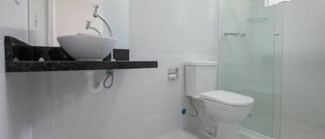 Deluxe Apartment | Bathroom | Shower, towels