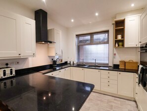 Geladeira, lava-louças, chaleira elétrica, torradeira