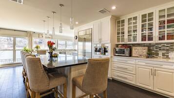 Rumah, Beberapa Tempat Tidur, akses ke kolam renang | Dapur pribadi | Lemari es, microwave, oven, dan kompor