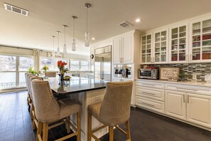 Nhà, nhiều giường, có thể sử dụng hồ bơi | Bếp riêng | Tủ lạnh, lò vi sóng, lò nướng, bếp nấu