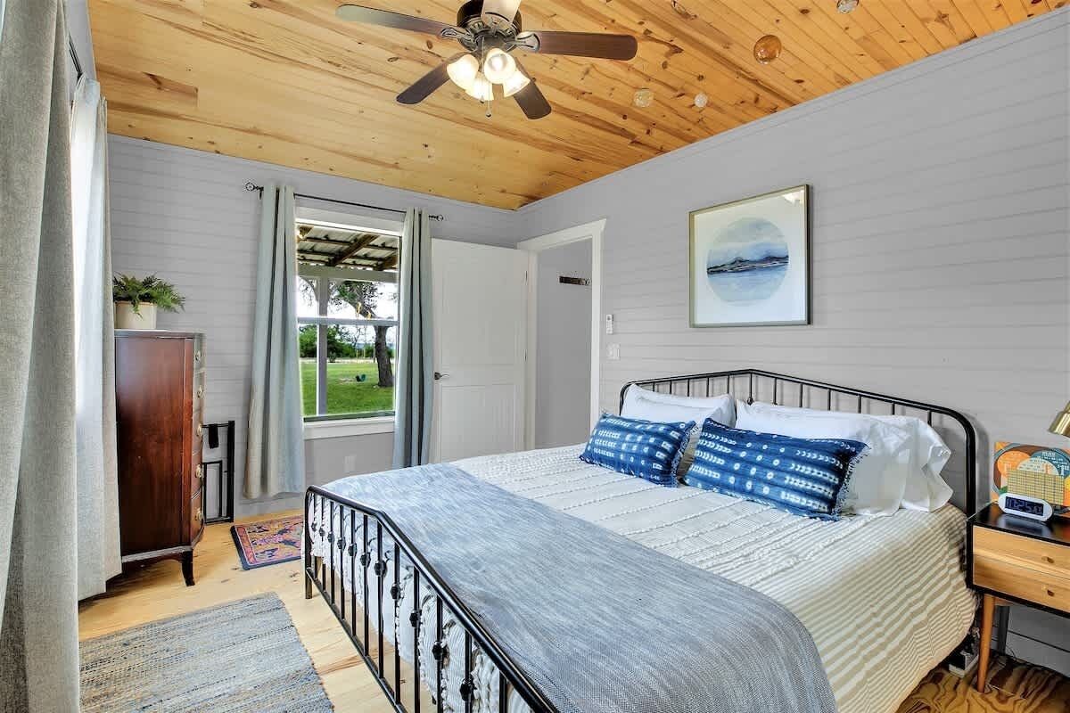 Cottage, Multiple Beds, Patio (6426 Old San Oak) | 2 bedrooms, individually decorated, individually furnished, bed sheets