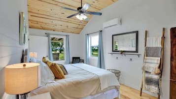 Casa de campo, varias camas, patio (6426 Old San Oak) | 2 habitaciones, decoración personalizada y muebles diferentes