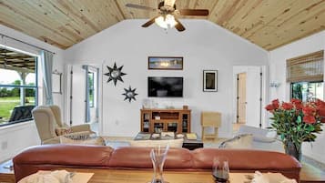 Casa de campo, varias camas, patio (6426 Old San Oak) | Área de sala de estar