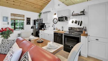 Cottage, Multiple Beds, Patio (6426 Old San Oak) | Private kitchen