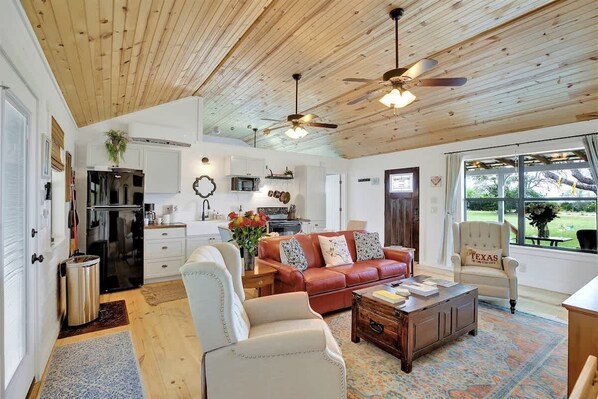 Casa de campo, varias camas, patio (6426 Old San Oak) | Zona de estar | Una televisión