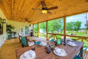 Casa de campo, várias camas, varanda (6426 Old San Oak) | Opções para refeição ao ar livre