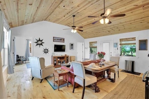 Casa de campo, varias camas, patio (6426 Old San Oak) | Interior