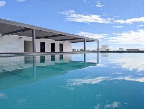 Heated Rooftop Pool with Ocean Views, Gym, 5 min walk to beach, fiber internet