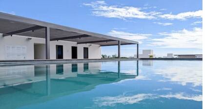 Heated Rooftop Pool with Ocean Views, Gym, 5 min walk to beach, fiber internet