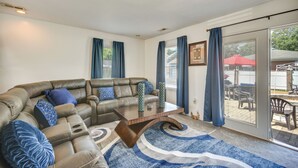 Living area - Centrally Located Hampton Home: 6 Mi to Downtown! (Hampton)