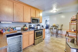 Geladeira, micro-ondas, cooktop, lava-louças