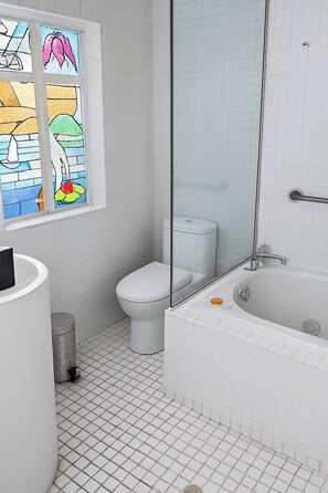 Economy Room | Bilik Mandi | Kelengkapan dandanan diri percuma, tuala disediakan, sabun, syampu 