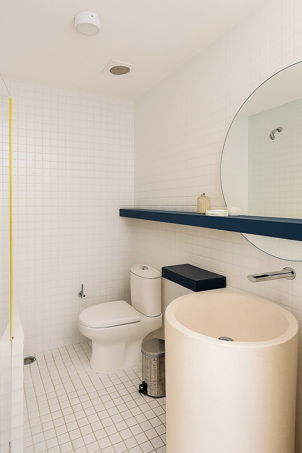 Une salle de bain moderne avec des toilettes, un lavabo et un miroir.