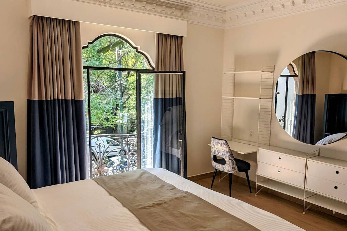 Bureau, espace de travail pour ordinateur portable