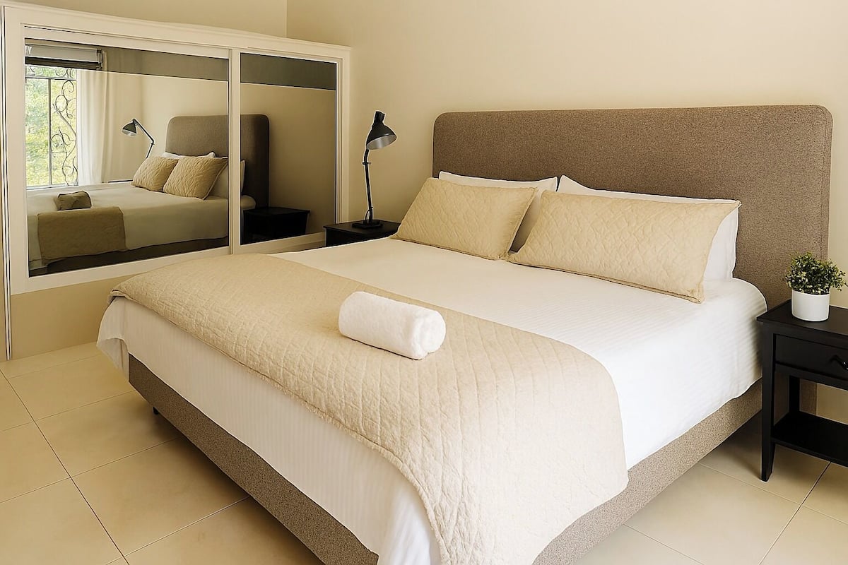 Phòng hạng Business | Bàn, khu vực làm việc phù hợp cho laptop, bàn ủi/dụng cụ ủi quần áo