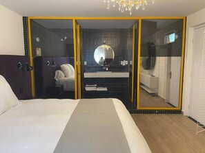 Eenvoudige kamer, 1 slaapkamer | Badkamer | Gratis toiletartikelen, handdoeken, zeep, shampoo