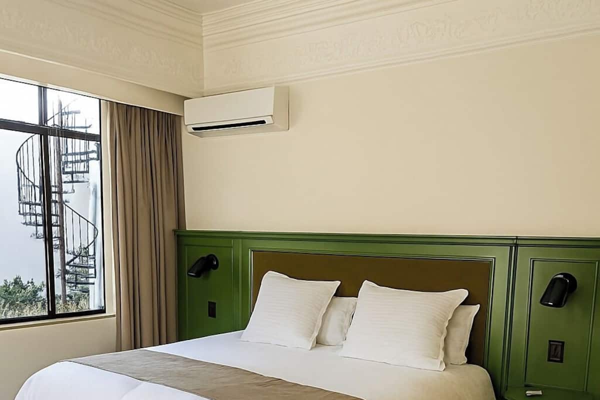 Bureau, espace de travail pour ordinateur portable