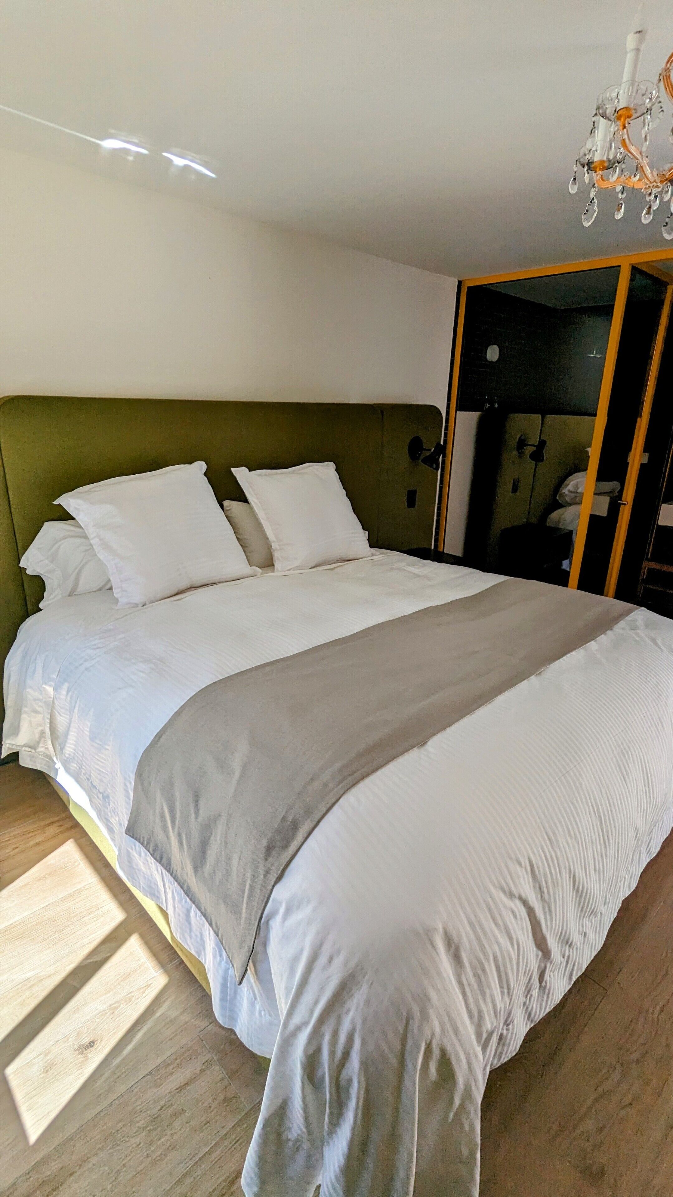 Bureau, espace de travail pour ordinateur portable