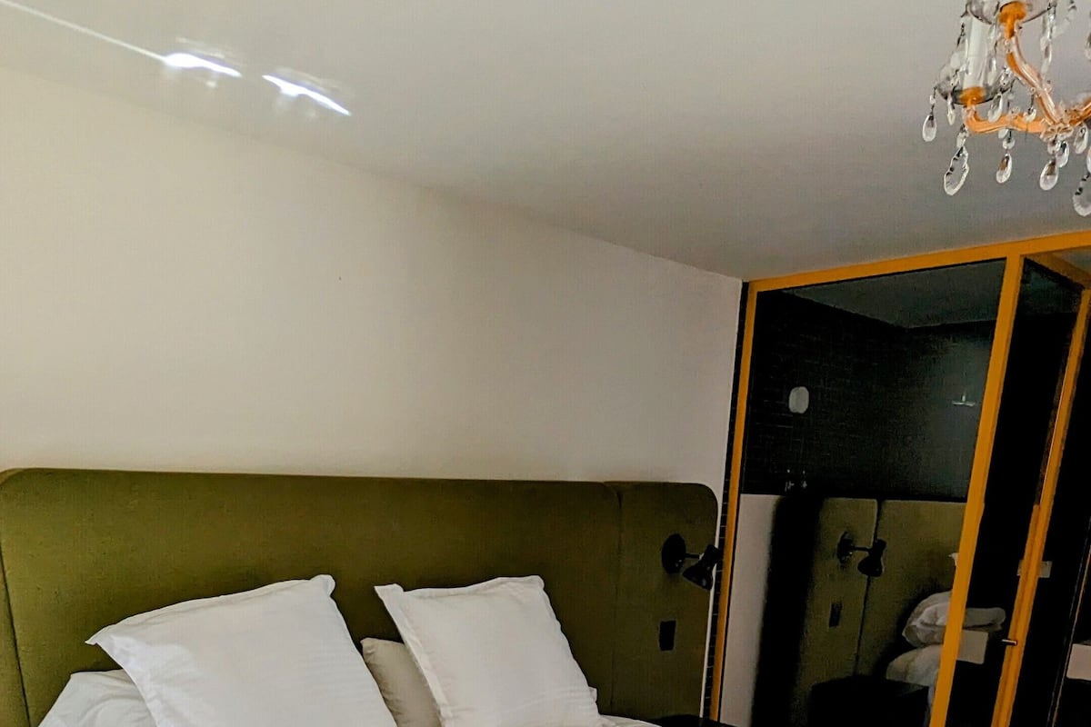 Bureau, espace de travail pour ordinateur portable