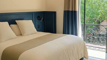 Signature Room | Desk, laptop workspace, iron/ironing board, free WiFi