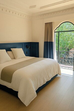 Signature Room | Desk, laptop workspace, iron/ironing board, free WiFi - Casa Amari (Mexico City)