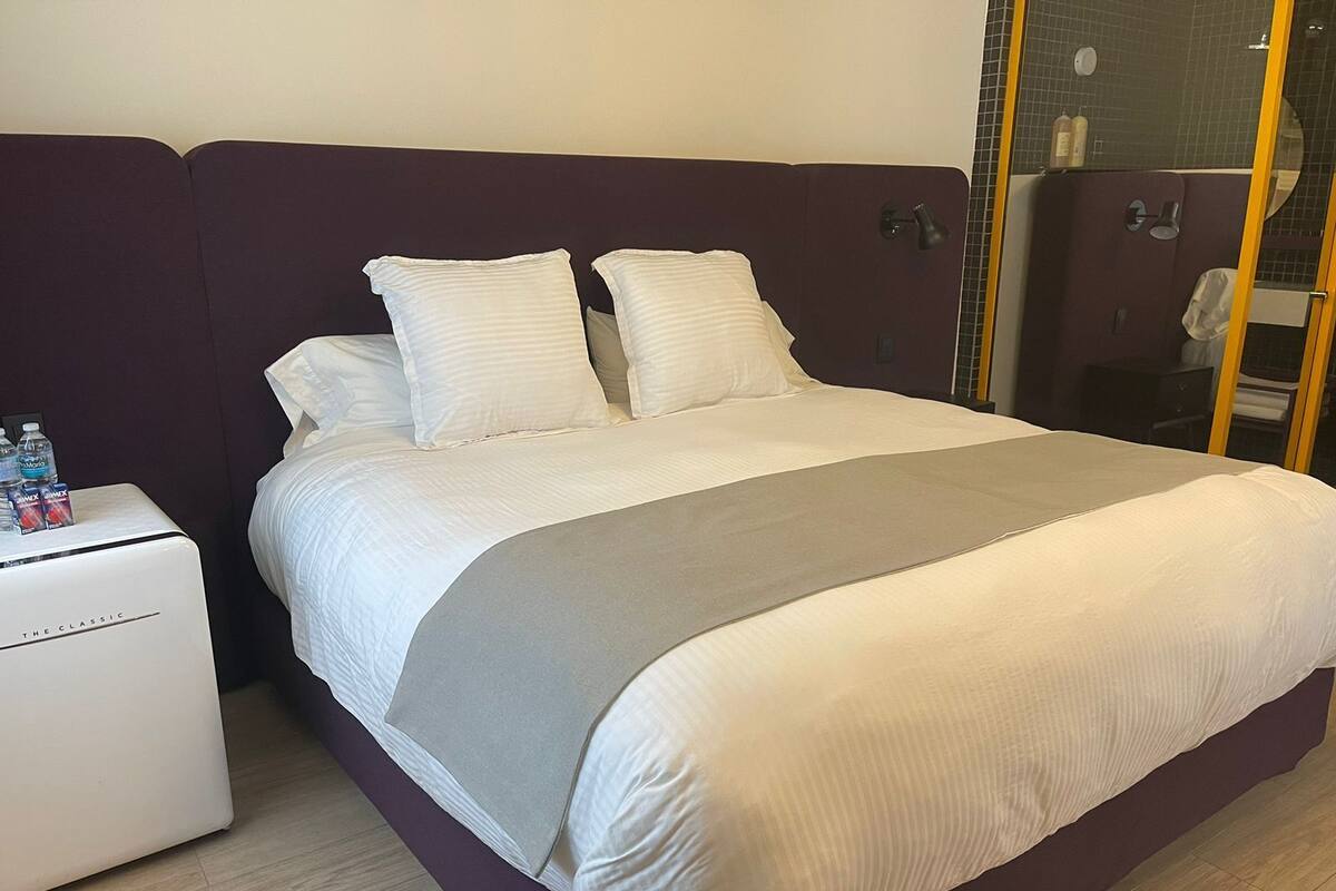 Bureau, espace de travail pour ordinateur portable