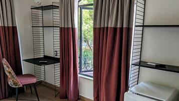 Habitación Premium | Escritorio y espacio para trabajar con laptop