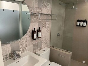 Business Oda | Banyo | Ücretsiz banyo/kozmetik ürünleri, havlu, sabun, şampuan 